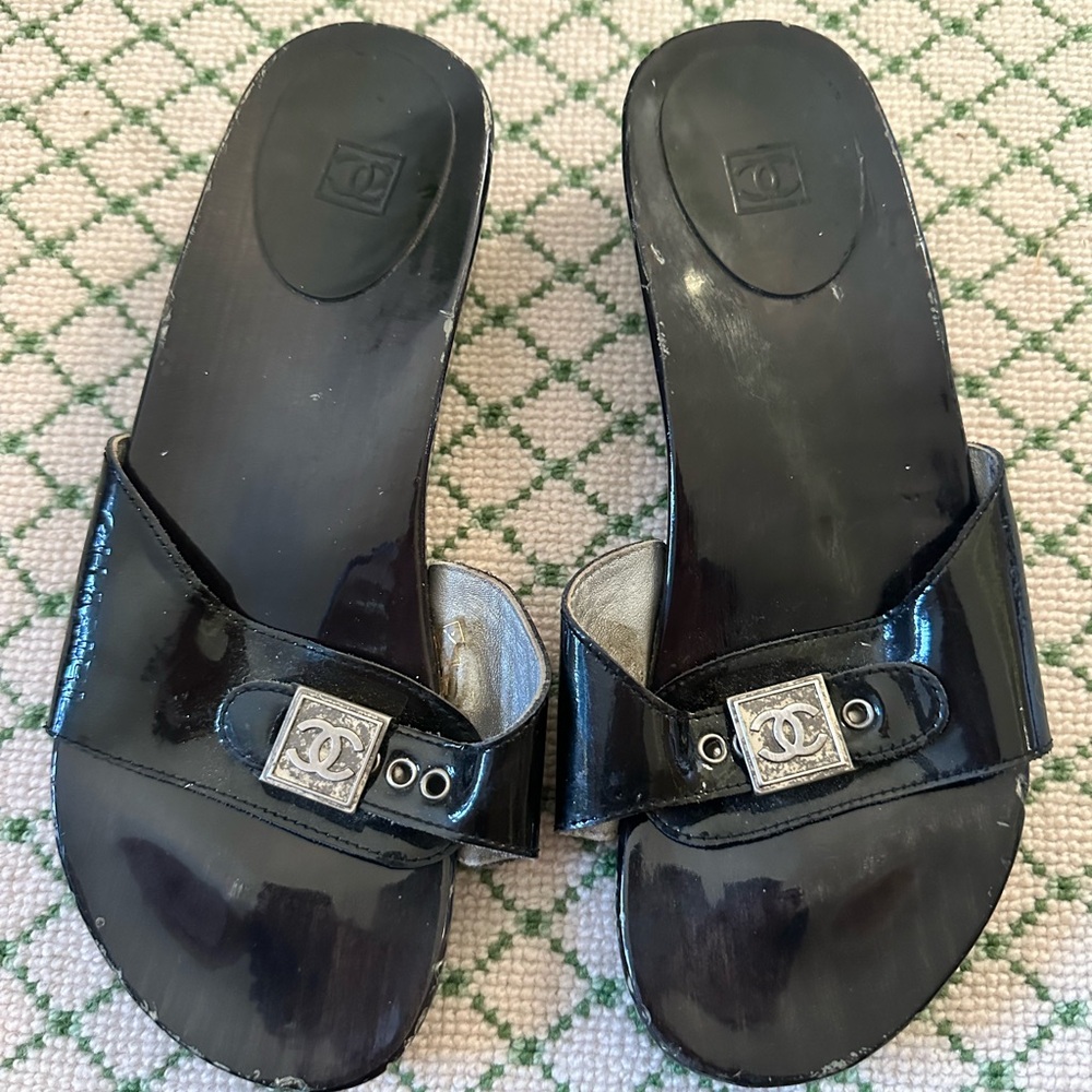 CHANEL Glossy Black Leather Sandals